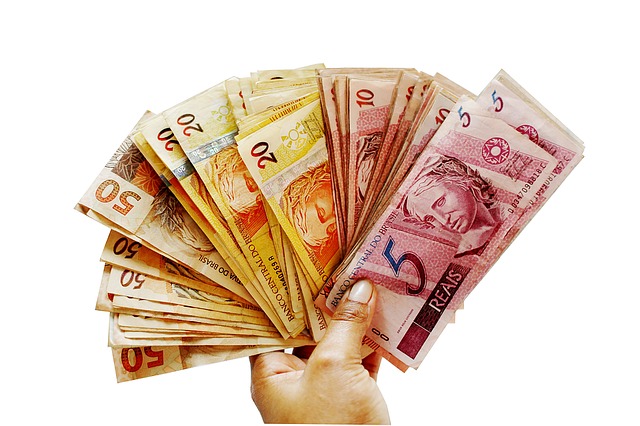 ruka, oranžové a růžové banovky
